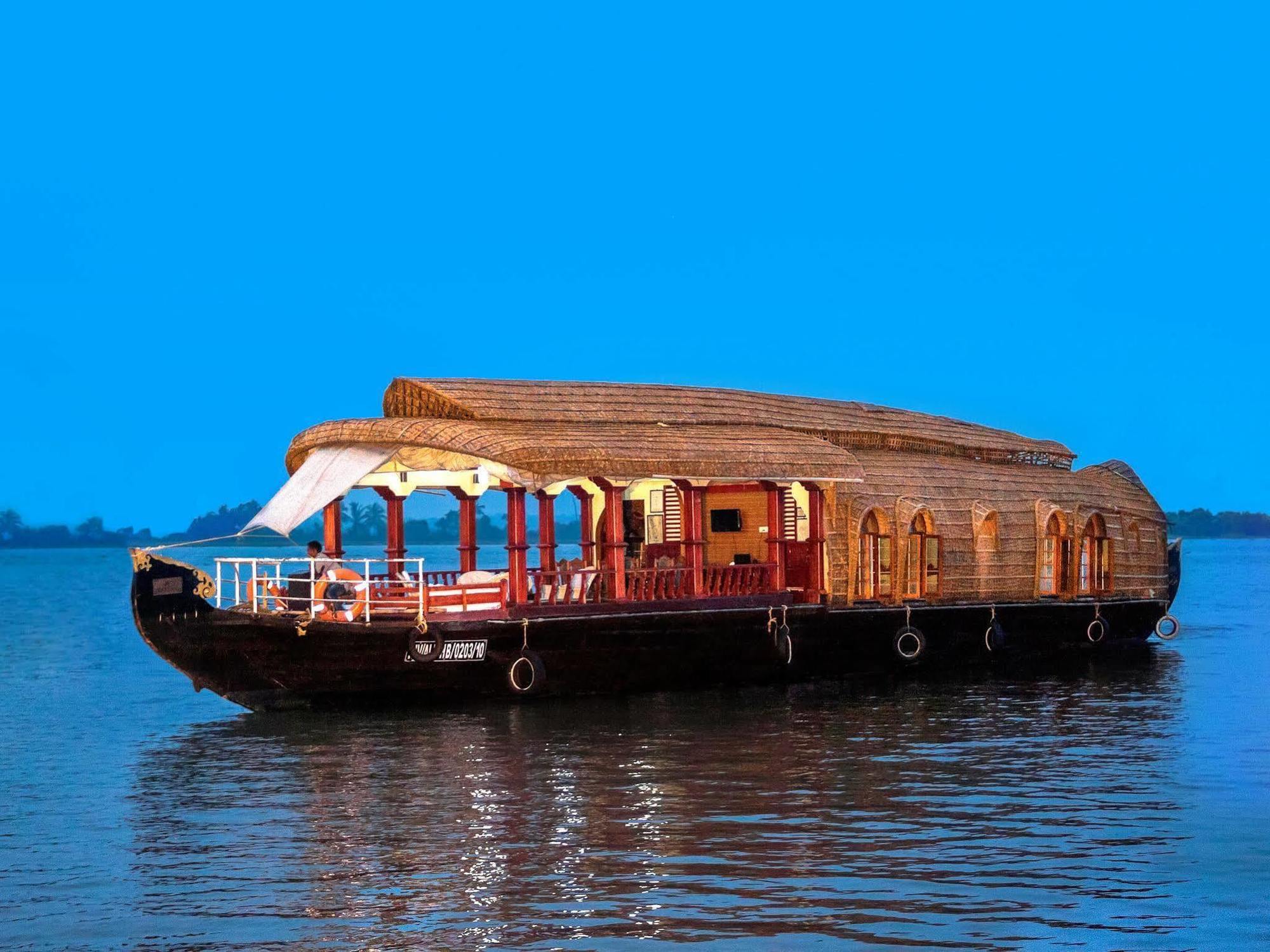 Отель Aqua Jumbo Houseboats Кумараком Экстерьер фото