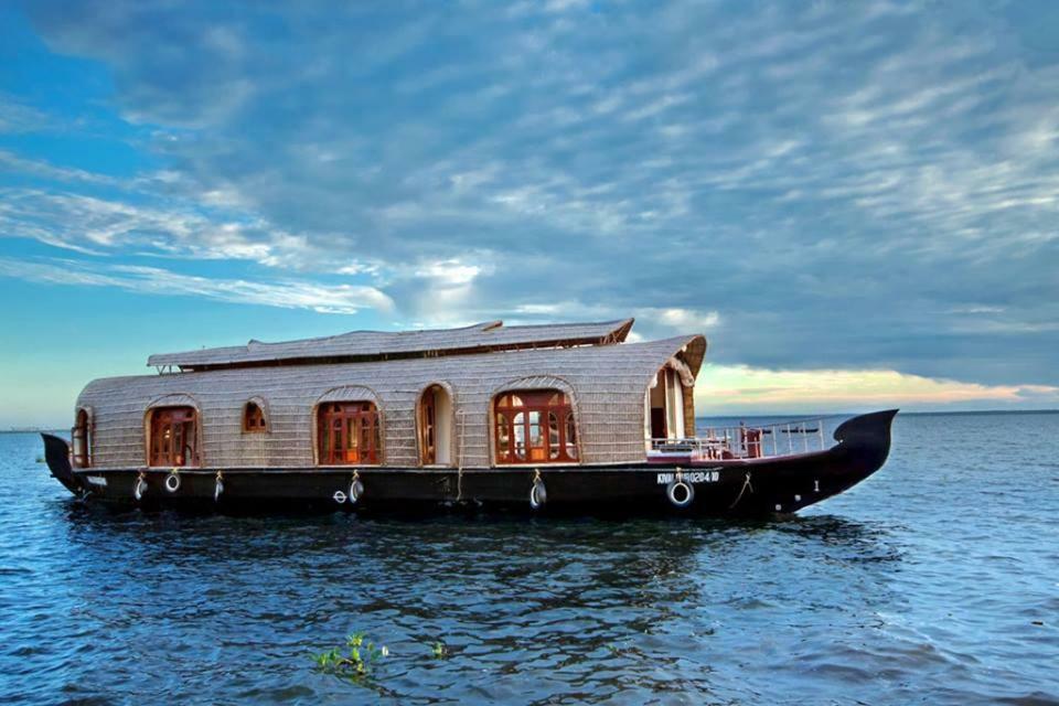 Отель Aqua Jumbo Houseboats Кумараком Экстерьер фото